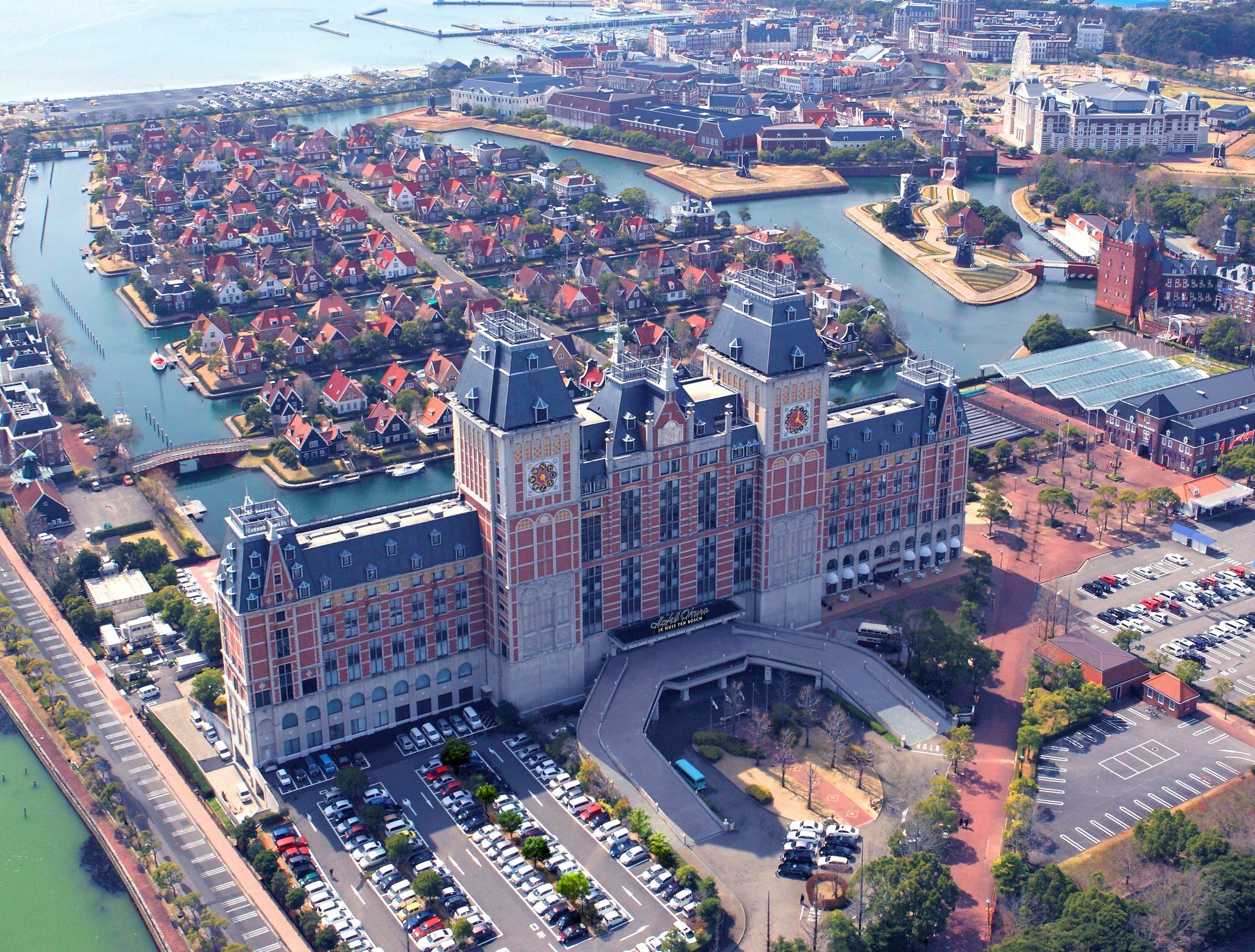 Hotel Okura Jr Huis Ten Bosch Sasebo Eksteriør bilde Aerial view of the complex